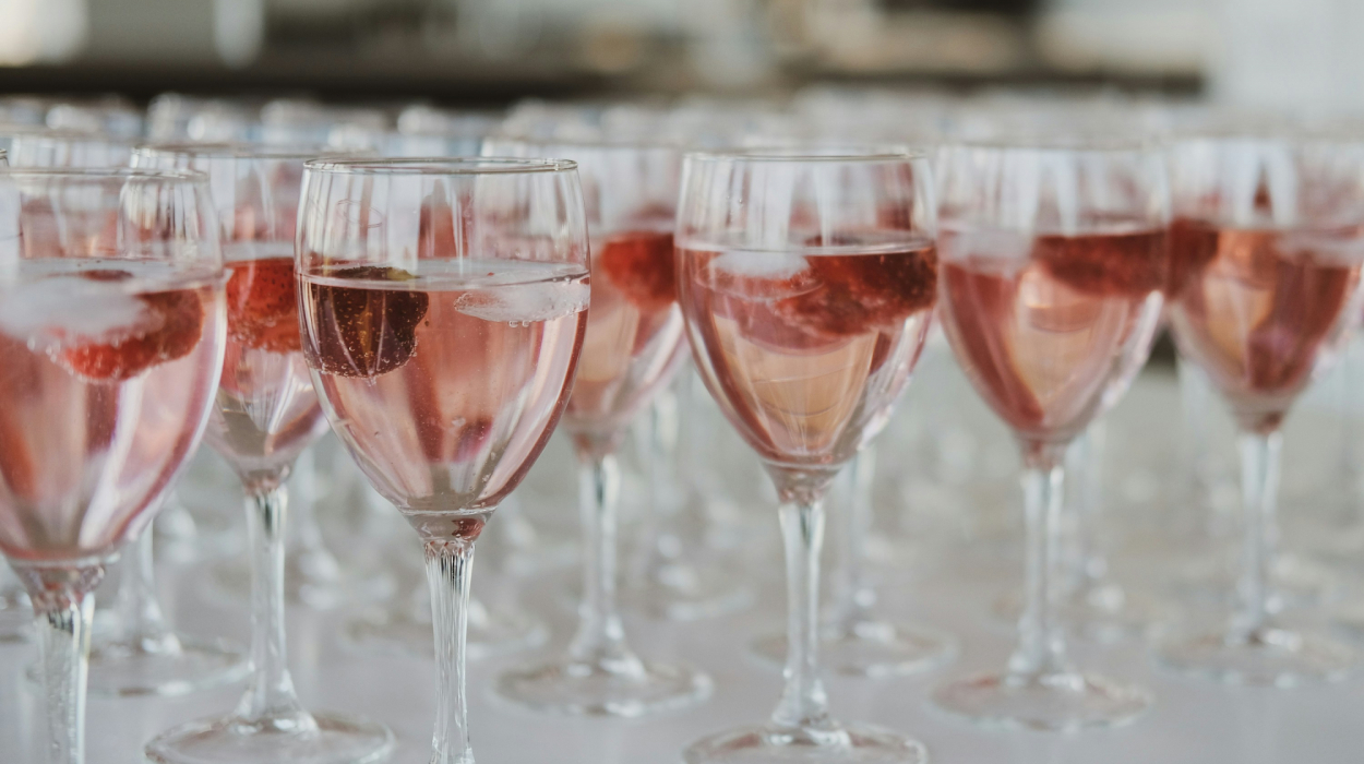 découvrez l'univers du rosé, un vin délicat et rafraîchissant, idéal pour accompagner vos moments de convivialité.