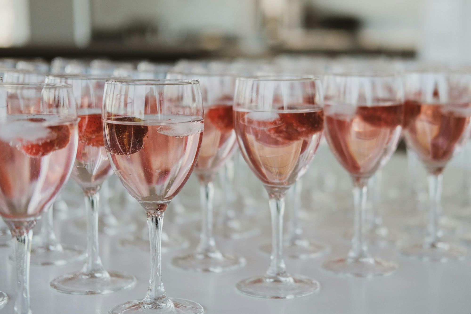 découvrez l'univers du rosé, un vin délicat et rafraîchissant, idéal pour accompagner vos moments de convivialité.