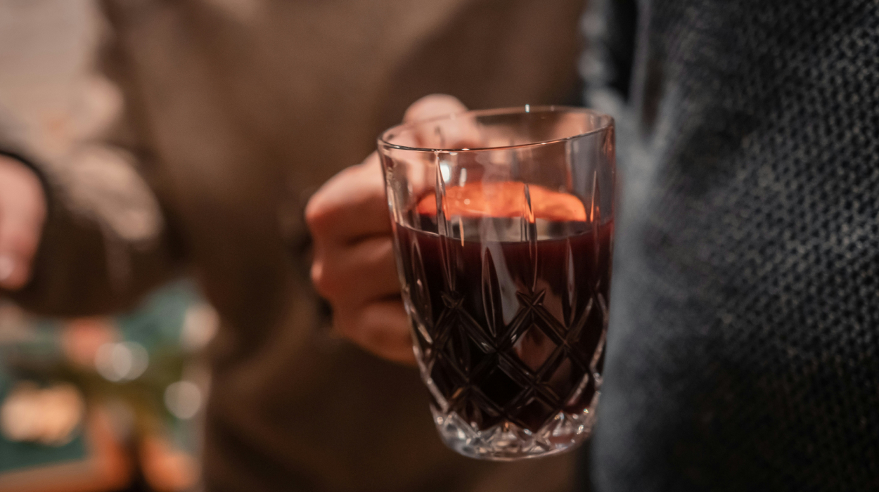 découvrez la recette traditionnelle du vin chaud, un délicieux mélange d'épices et de vin rouge à déguster durant la période des fêtes.