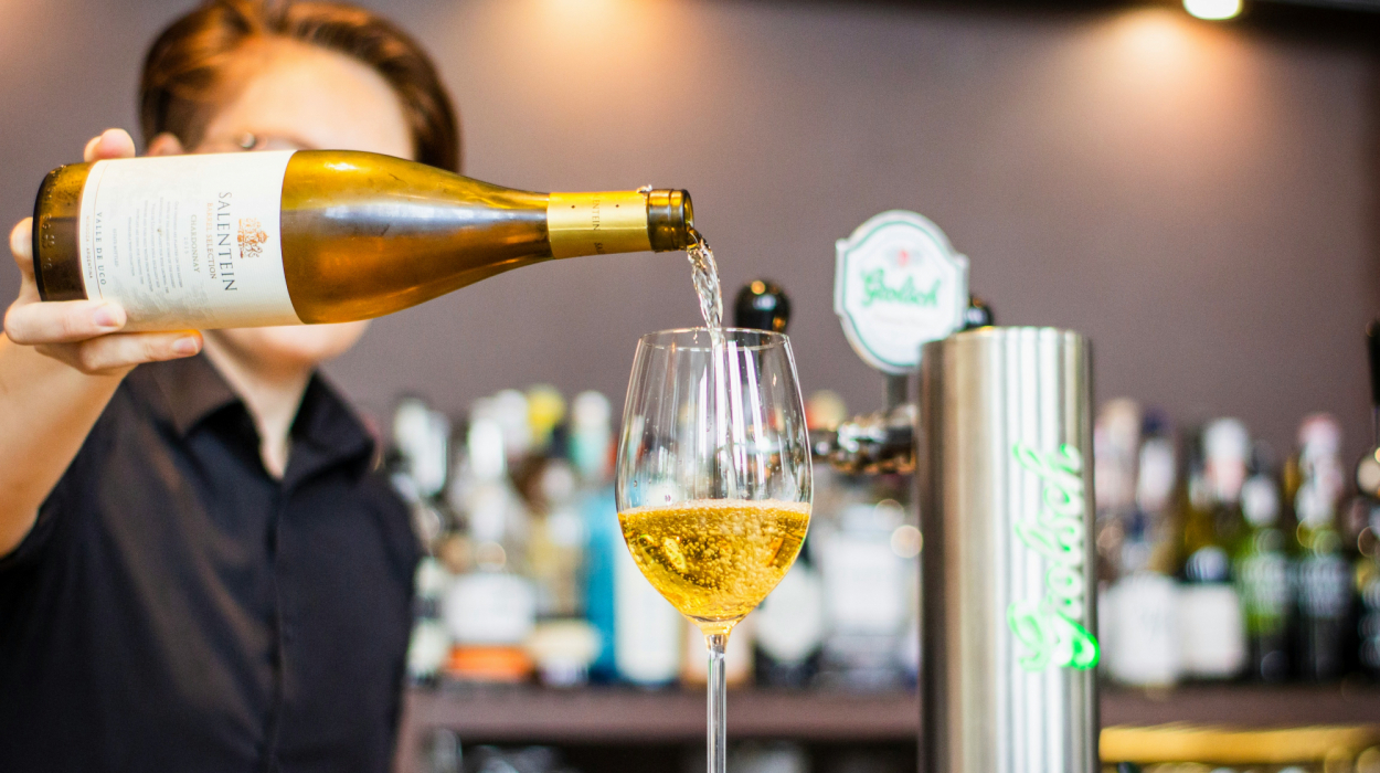 découvrez notre sélection de vins blancs de qualité pour accompagner vos repas et célébrations. trouvez le parfait équilibre de saveurs et d'arômes dans notre gamme de vins blancs.