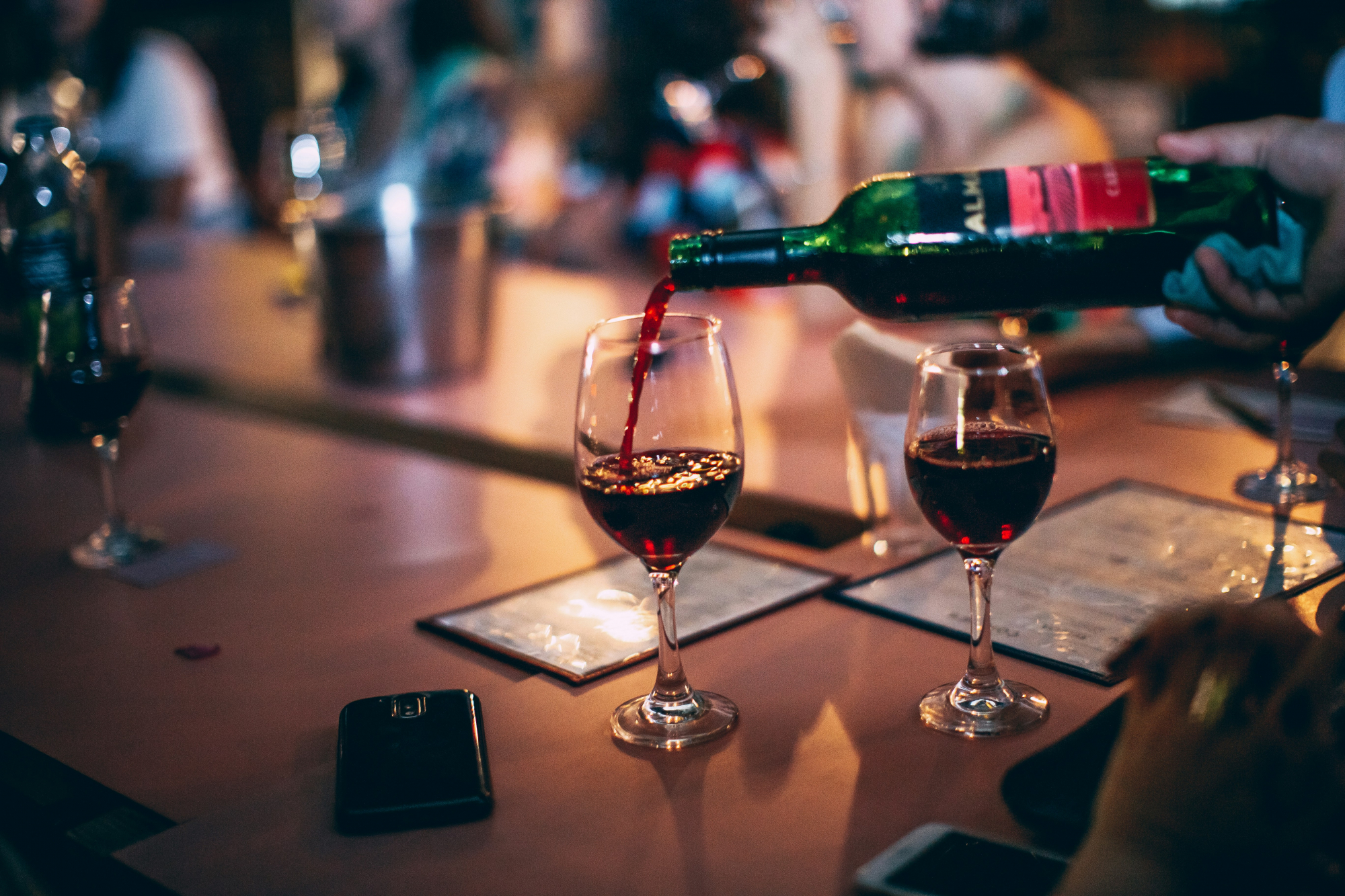 découvrez une sélection de délicieux vins rouges issus des meilleurs vignobles, pour des moments de dégustation inoubliables.