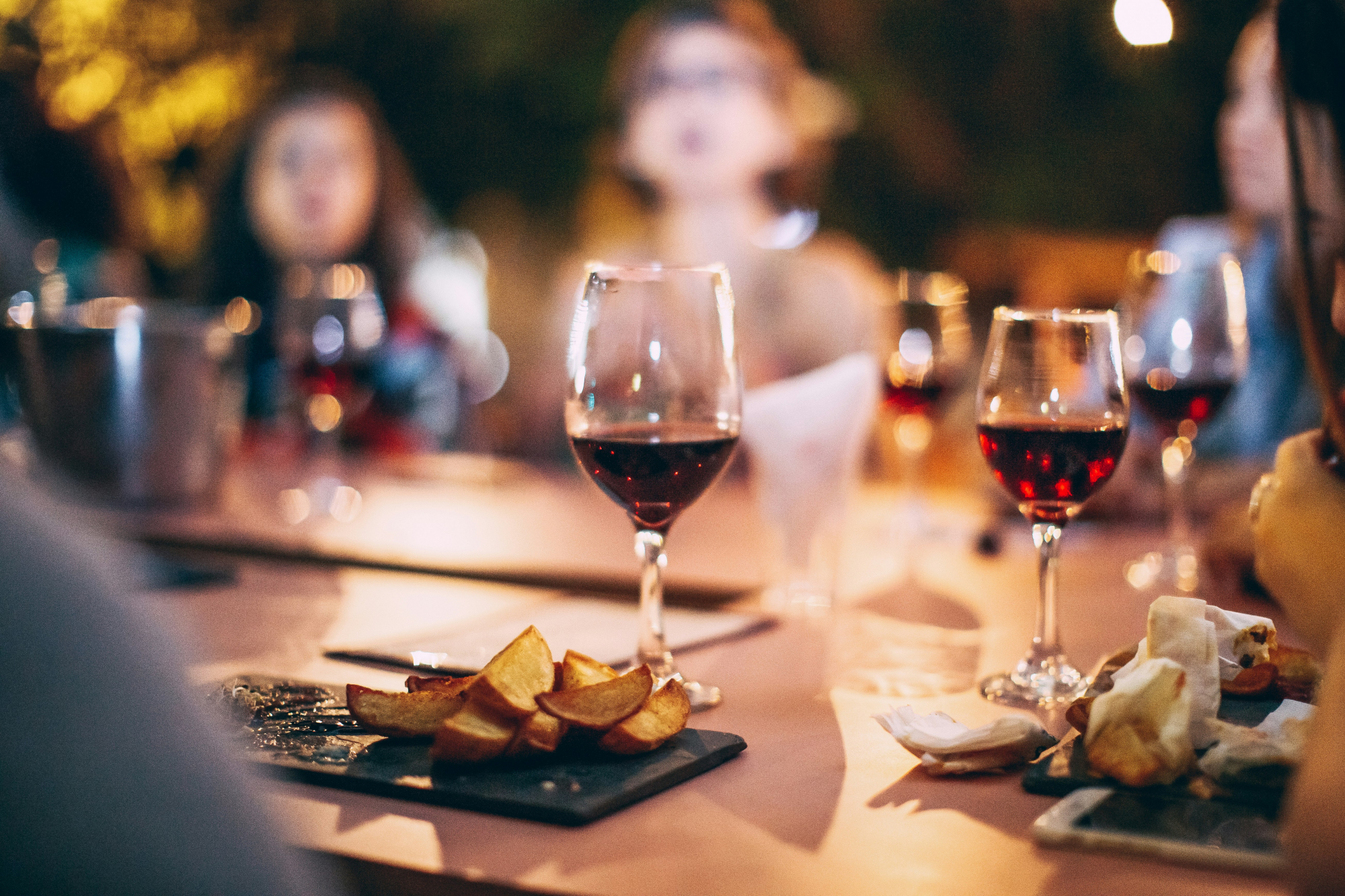 découvrez notre sélection de vins rouges de qualité, parfaits pour accompagner vos repas et savourer de délicieux moments de convivialité.