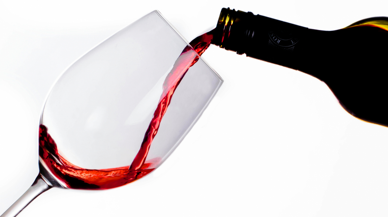découvrez une sélection de vins rouges de qualité pour accompagner vos repas et savourer des moments de convivialité.