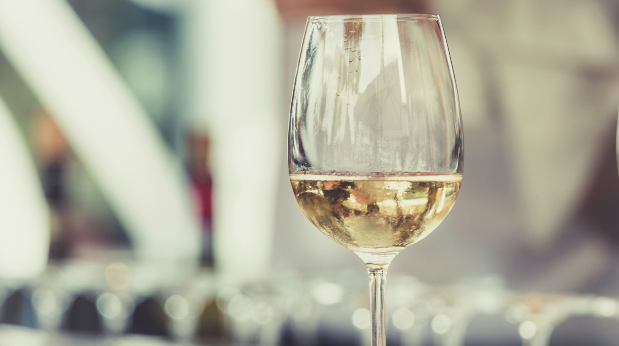 découvrez une délicieuse sélection de vins blancs pour accompagner vos repas et vos moments détente. trouvez le parfait équilibre entre fraîcheur et arômes dans notre collection de vins blancs.