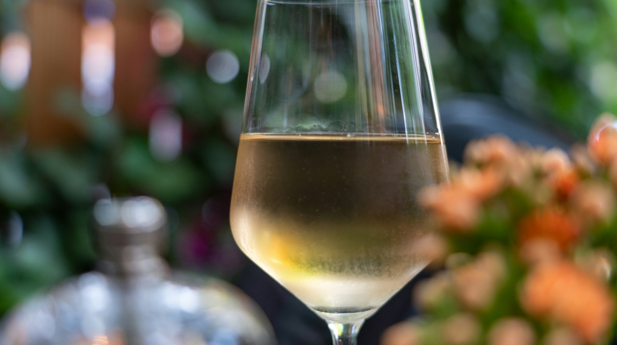 découvrez les arômes délicats et la fraîcheur envoûtante du vin blanc, à déguster lors de moments de détente ou d'occasions spéciales.